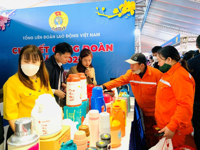 Công nhân, lao động tham quan, mua sắm tại các gian hàng Chợ Tết Công đoàn của Liên đoàn Lao động thành phố Hà Nội năm 2023.