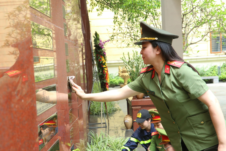 Chăm sóc các nghĩa trang liệt sĩ trên địa bàn.