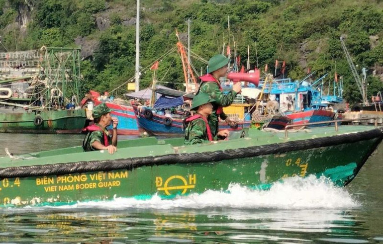 Đồn Biên phòng Cát Bà (Bộ đội Biên phòng Hải Phòng) tuyên truyền, vận động các hộ nuôi trồng thủy sản trên vịnh di chuyển vào nơi tránh trú bão an toàn.