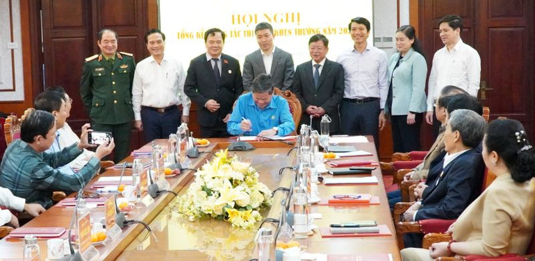 Các tổ chức chính trị - xã hội và các tổ chức liên hiệp ký giao ước thi đua năm 2024.