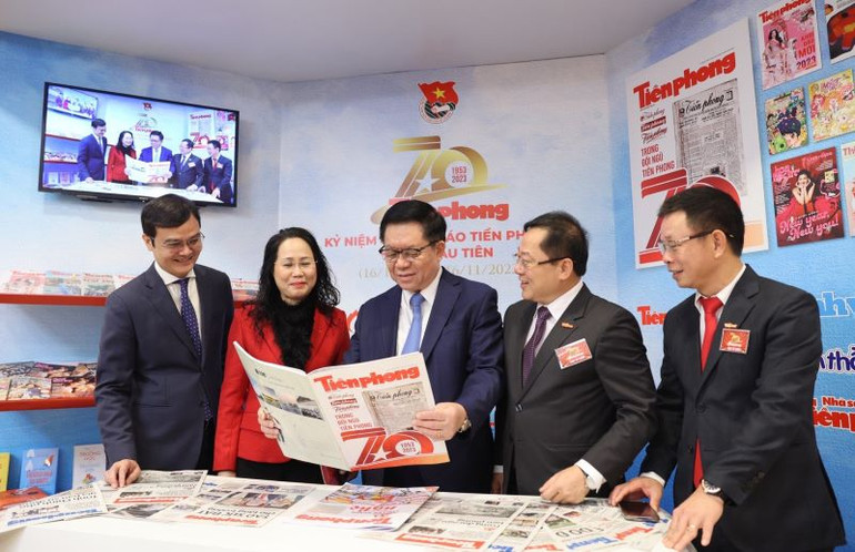 Các đại biểu tham quan gian trưng bày các ấn phẩm của Báo Tiền Phong.