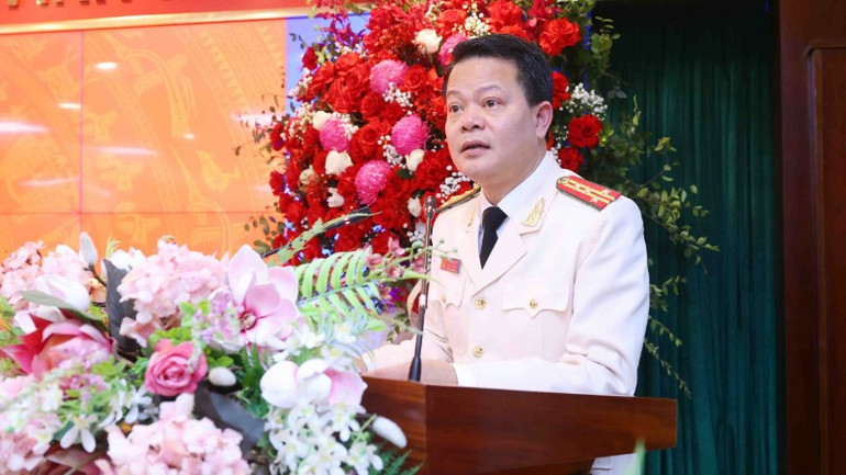 Đại tá Vũ Văn Tấn phát biểu nhận nhiệm vụ.