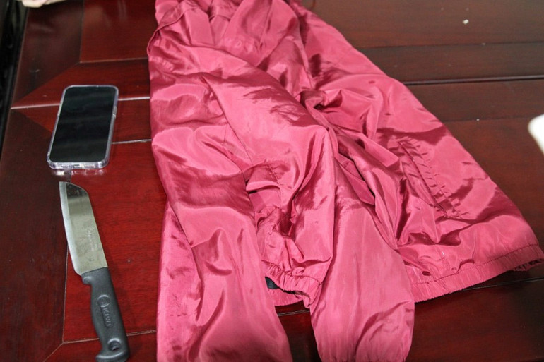 Tang vật cơ quan công an thu giữ từ vụ cướp phòng giao dịch Ngân hàng Agribank chi nhánh Cửa Lò, Nghệ An. (Ảnh: Công an Nghệ An)