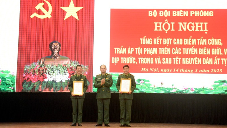 Trung tướng Nguyễn Anh Tuấn, Chính ủy Bộ đội Biên phòng trao thưởng tặng các tập thể có thành tích xuất sắc.
