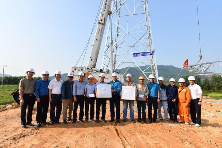 Chủ tịch Công đoàn Điện lực Việt Nam thăm hỏi, tặng quà động viên các đơn vị tham gia thi công Dự án đường dây 500kV, cung đoạn Quảng Trạch-Quỳnh Lưu.