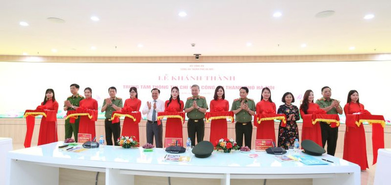 Các đại biểu cắt băng khánh thành Trung tâm chỉ huy Công an thành phố Hà Nội.