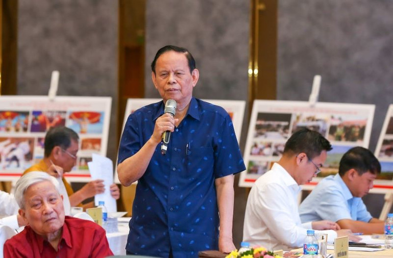 Các thành viên hội đồng chung khảo nhận xét tác phẩm dự thi.