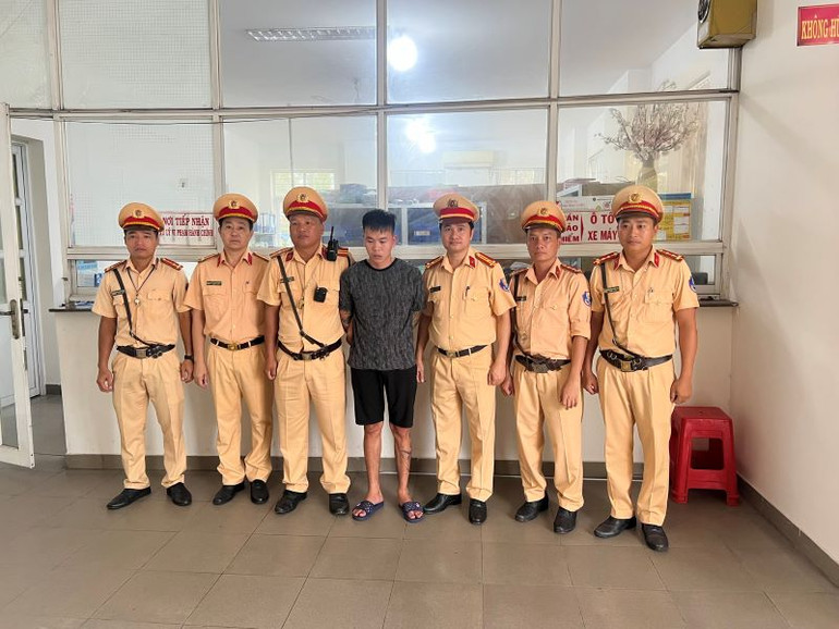 Tổ công tác bắt giữ đối tượng giết người đang trên đường bỏ trốn. (Ảnh cơ quan công an cung cấp).