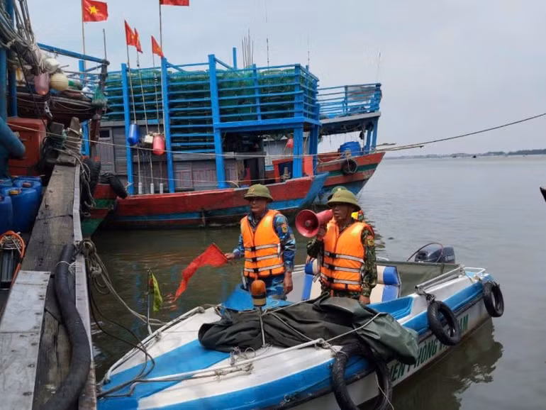 Cán bộ Đồn Biên phòng Hải Hòa (Thanh Hóa) đôn đốc ngư dân cho tàu cá vào neo đậu đúng nơi quy định. Cán bộ Đồn Biên phòng Hải Hòa (Thanh Hóa) đôn đốc ngư dân cho tàu cá vào neo đậu đúng nơi quy định.