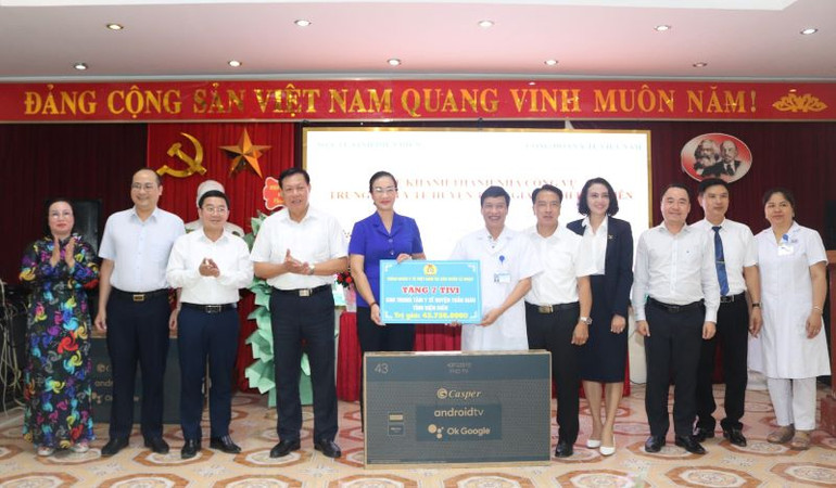 Công đoàn Y tế Việt Nam trao 7 ti vi tặng Trung tâm Y tế Tuần Giáo.