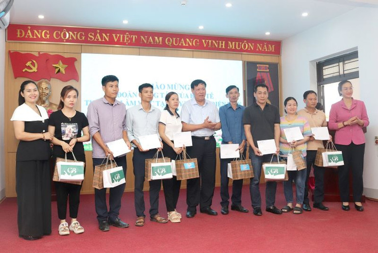 Trao quà tặng các đoàn viên có hoàn cảnh khó khăn, mắc bệnh hiểm nghèo công tác tại Bệnh viện Đa khoa huyện Mộc Châu - Sơn La.