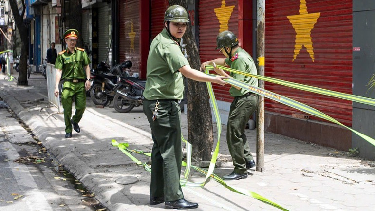 Cán bộ, chiến sĩ công an phường Mễ Trì bảo đảm an ninh trật tự trên địa bàn.