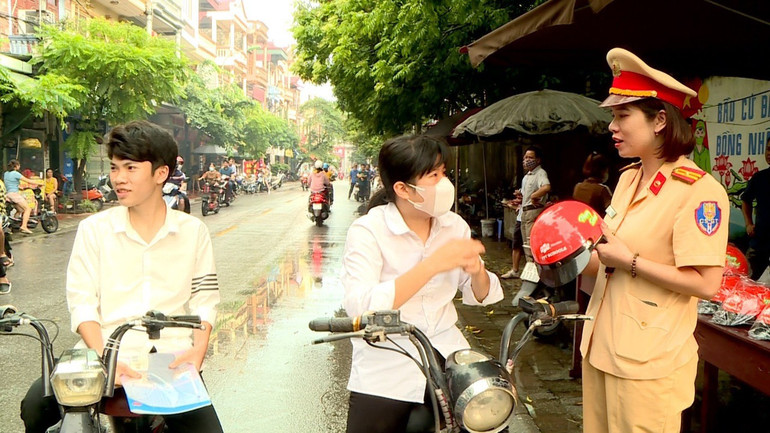 Tổ công tác Phòng Cảnh sát giao thông, Công an tỉnh Bắc Ninh phát miễn phí mũ bảo hiểm cho phụ huynh, học sinh đến điểm thi trên địa bàn. Tổ công tác Phòng Cảnh sát giao thông, Công an tỉnh Bắc Ninh phát miễn phí mũ bảo hiểm cho phụ huynh, học sinh đến điểm thi trên địa bàn.