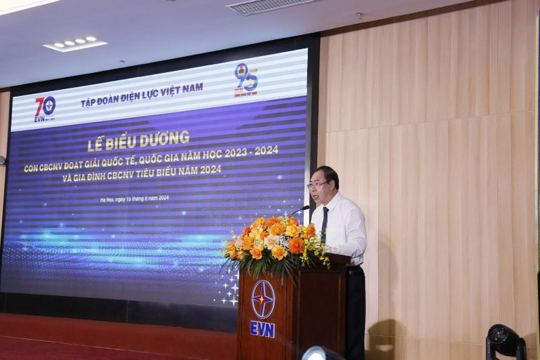 Chủ tịch Công đoàn Điện lực Việt Nam Đỗ Đức Hùng phát biểu tại buổi lễ. Chủ tịch Công đoàn Điện lực Việt Nam Đỗ Đức Hùng phát biểu tại buổi lễ.