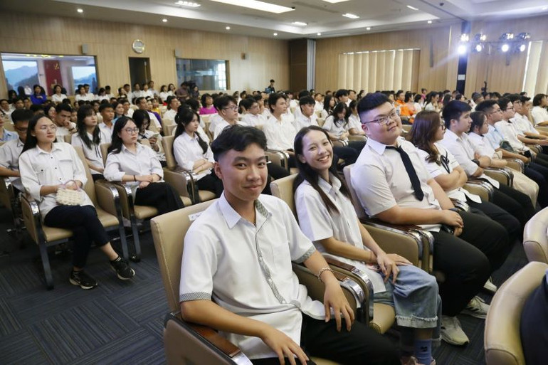 Các em học sinh xuất sắc được tôn vinh tại buổi lễ. Các em học sinh xuất sắc được tôn vinh tại buổi lễ.