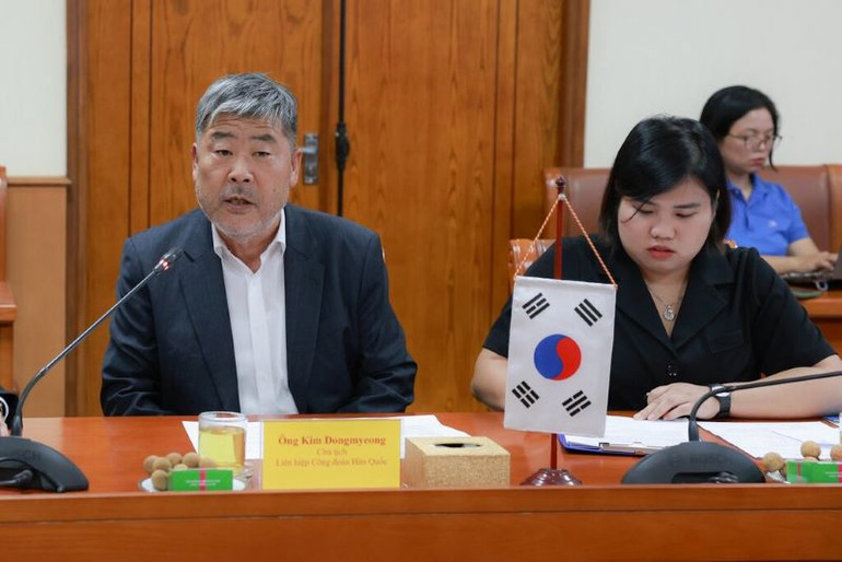 Chủ tịch Liên hiệp Công đoàn Hàn Quốc (FKTU) Kim Dongmyeong trao đổi tại Hội đàm.
