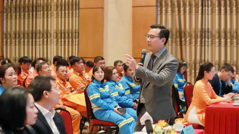 Phó Cục trưởng Cục Kiểm soát ô nhiễm (Bộ Tài nguyên và Môi trường) Hồ Kiên Trung giải đáp các câu trả lời của công nhân, lao động. Phó Cục trưởng Cục Kiểm soát ô nhiễm (Bộ Tài nguyên và Môi trường) Hồ Kiên Trung giải đáp các câu trả lời của công nhân, lao động.