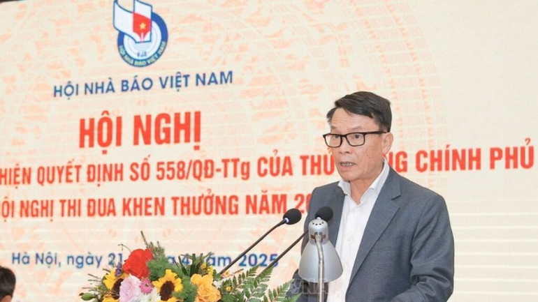 Phó Chủ tịch Thường trực Hội Nhà báo Việt Nam Nguyễn Đức Lợi báo cáo tại hội nghị. (Ảnh: MINH QUYẾT)