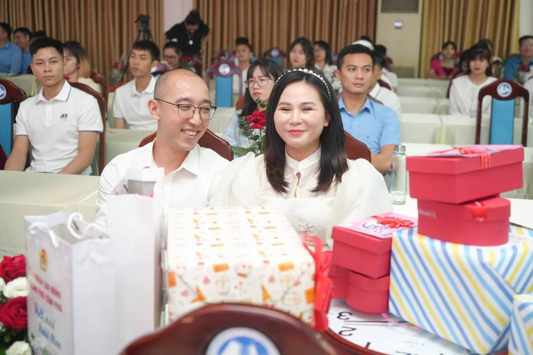 Nụ cười của một cặp đôi tham dự chương trình.