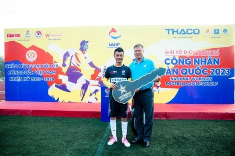 Ban tổ chức tặng thủ môn Trần Văn Lý một chiếc xe máy. Ban tổ chức tặng thủ môn Trần Văn Lý một chiếc xe máy.