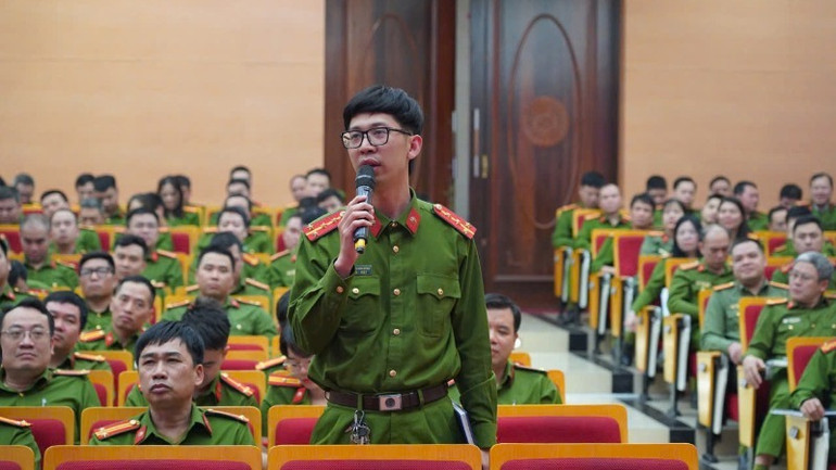 Hội nghị nghe ý kiến từ các đơn vị. Hội nghị nghe ý kiến từ các đơn vị.