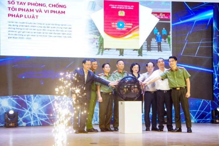 Nghi thức ra mắt "Sổ tay an ninh Hà Đông điện tử" phiên bản mới.