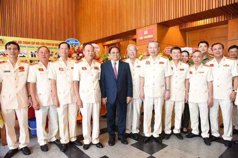 Thủ tướng Phạm Minh Chính chụp ảnh lưu niệm cùng các đại biểu.