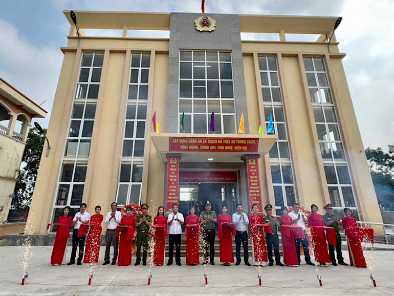 Lễ cắt băng khánh thành trụ sở công an xã Thạch Đà.
