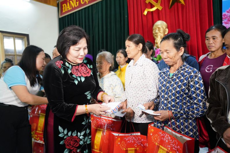 Trao quà tặng phụ nữ nghèo huyện Yên Định (tỉnh Thanh Hóa).