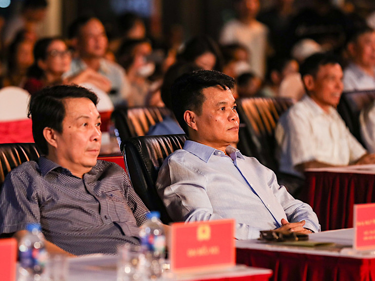 Thiếu tướng Lê Ngọc Châu, Tư lệnh Cảnh sát cơ động (áo trắng) dự chương trình.