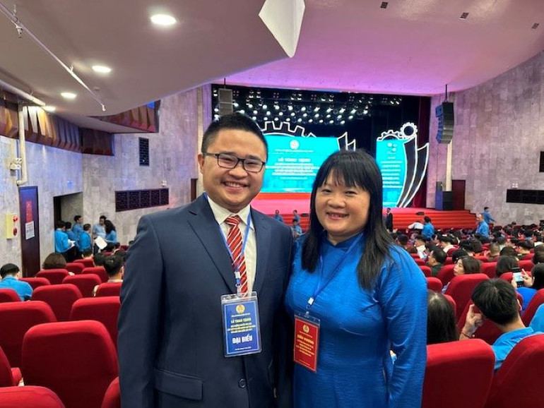 Tiến sĩ, bác sĩ Đoàn Thu Trà - Chủ tịch Công đoàn Bệnh viện Bạch Mai cùng con trai dự lễ.