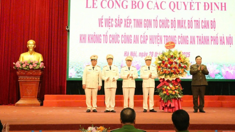 Trung tướng Nguyễn Hải Trung tặng hoa Phòng Cảnh sát cơ động.