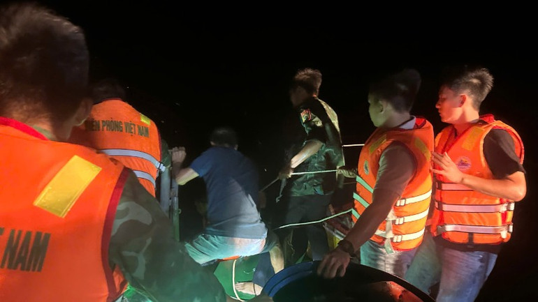 Bộ đội Biên phòng Bình Thuận xuyên đêm cứu nạn. Bộ đội Biên phòng Bình Thuận xuyên đêm cứu nạn.