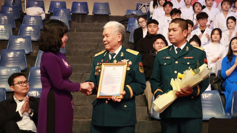 Bộ trưởng Y tế Đào Hồng Lan trao thư khen của Công đoàn Y tế Việt Nam tặng gia đình ông Lê Đình Duật.