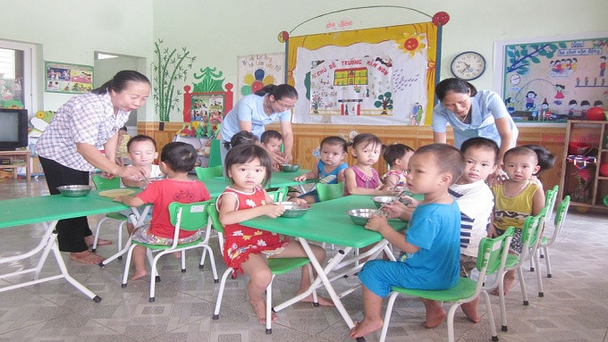 Các cô giáo Trường Mầm non Hoa Sen, xã Quang Châu, thị xã Việt Yên, tỉnh Bắc Giang chăm lo bữa ăn bán trú. (Ảnh: Khôi Nguyên)