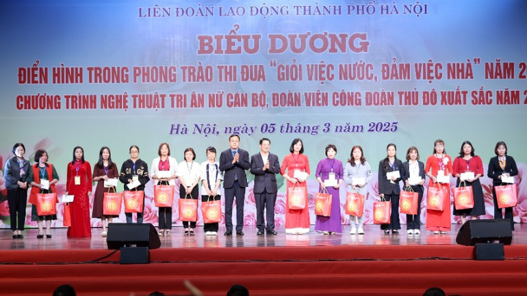 Trao quà tặng nữ đoàn viên, người lao động có hoàn cảnh khó khăn.