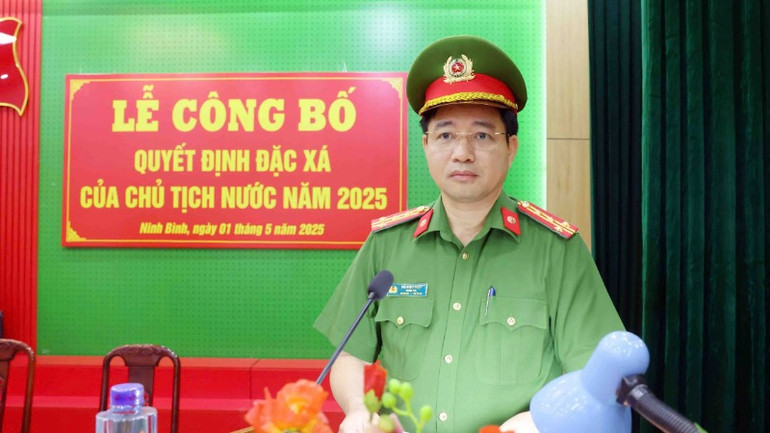 Đại tá Vũ Hào Hiệp, Giám thị Trại giam Ninh Khánh Công bố Quyết định đặc xá năm 2025 của Chủ tịch nước. Đại tá Vũ Hào Hiệp, Giám thị Trại giam Ninh Khánh Công bố Quyết định đặc xá năm 2025 của Chủ tịch nước.