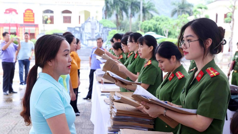 Các đối tượng được đặc xá được cấp giấy chứng nhận, thẻ căn cước, sim điện thoại, tiền tái hòa nhập cộng đồng, tài sản lưu ký trước khi ra khỏi cổng trại. Các đối tượng được đặc xá được cấp giấy chứng nhận, thẻ căn cước, sim điện thoại, tiền tái hòa nhập cộng đồng, tài sản lưu ký trước khi ra khỏi cổng trại.