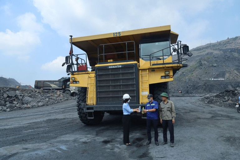 Công đoàn Công ty trực tiếp đến từng vị trí sản xuất phát nước cho cán bộ công nhân.