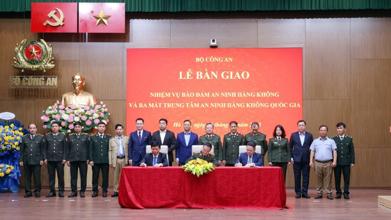 Thứ trưởng Công an Phạm Thế Tùng, Thứ trưởng Bộ Giao thông vận tải Lê Anh Tuấn và Phó Chủ tịch Ủy ban Quản lý vốn nhà nước tại doanh nghiệp Nguyễn Ngọc Cảnh ký Biên bản bàn giao việc tiếp nhận nhiệm vụ bảo đảm an ninh hàng không về Bộ Công an.