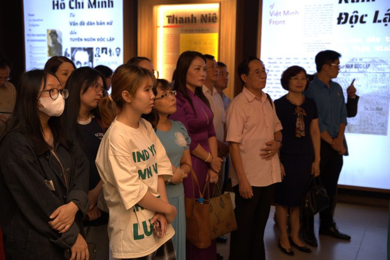 Đông đảo các nhà khoa học, cán bộ công đoàn, sinh viên báo chí tham quan và tham dự Tọa đàm.