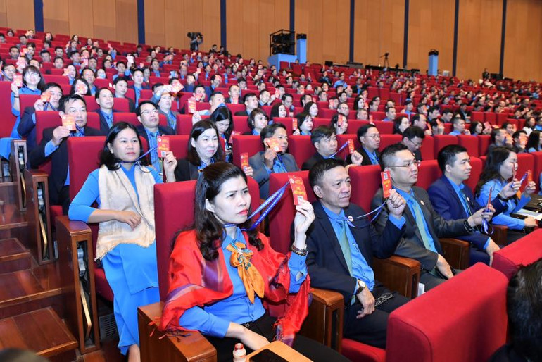 Các đại biểu biểu quyết thông qua nghị quyết đại hội.