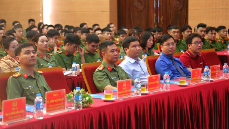 Các đại biểu tham dự chương trình.