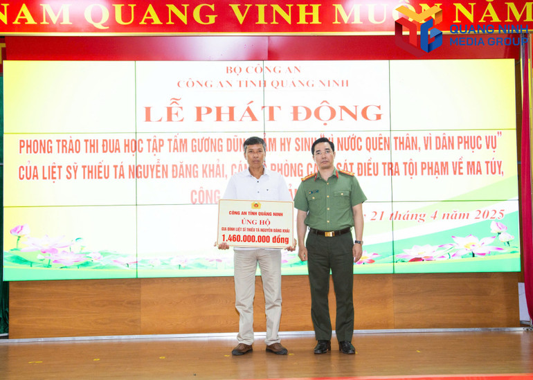 Ủng hộ thân nhân gia đình liệt sĩ Nguyễn Đăng Khải.