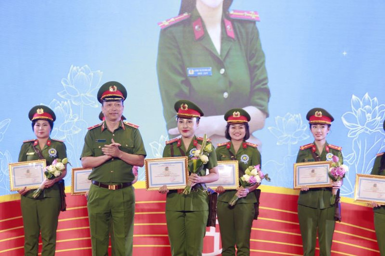 Trao giải tặng các thí sinh đoạt giải.