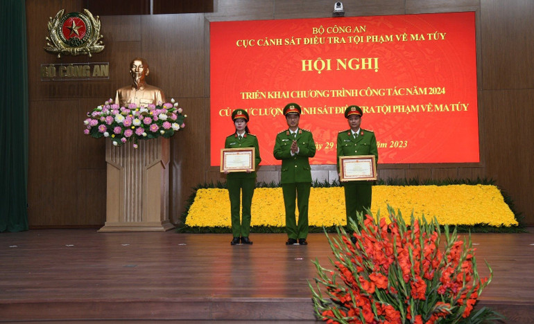 Thứ trưởng Nguyễn Duy Ngọc trao Bằng khen của Bộ Công an tặng các tập thể, cá nhân có thành tích trong công tác phòng, chống tội phạm ma túy.