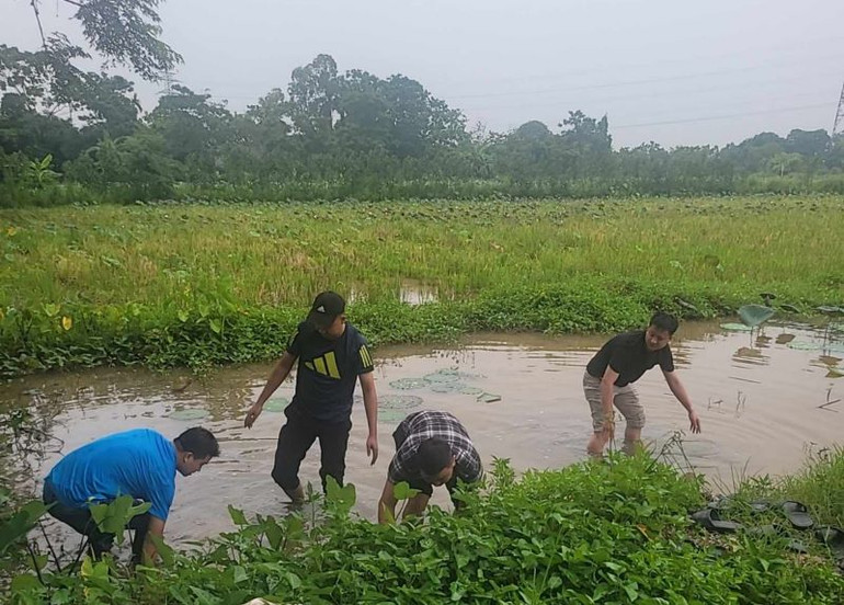 Lực lượng công an tìm hung khí vụ án.