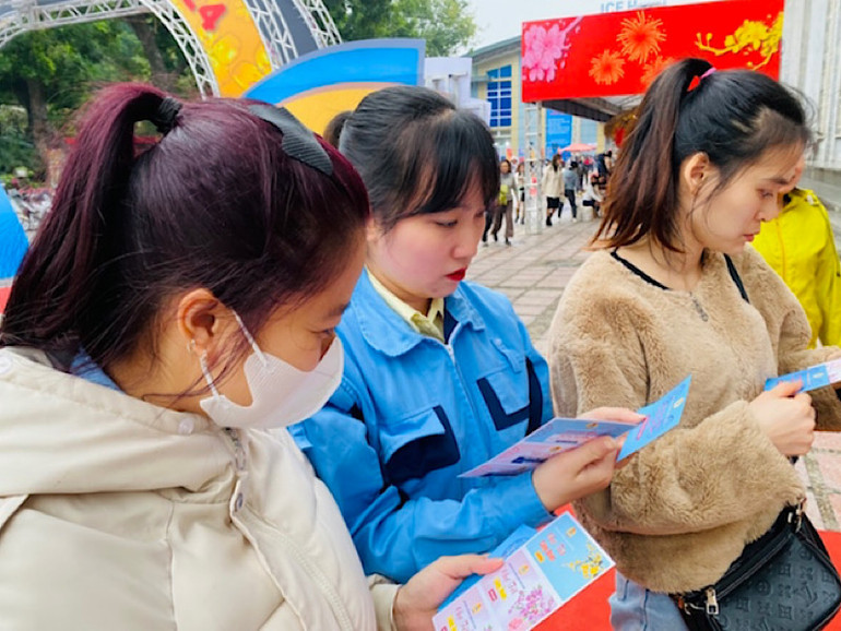 Công nhân lao động Thủ đô vui mừng nhận phiếu mua hàng miễn phí tại Chợ Tết Công đoàn năm 2024 do Liên đoàn Lao động Hà Nội tổ chức.