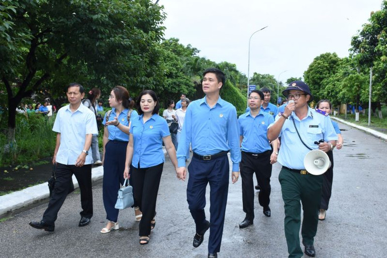 Đoàn công tác gồm cán bộ công đoàn và công nhân lao động tham gia trải nghiệm thực tế.