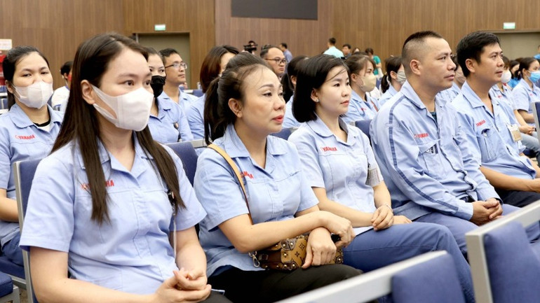 Công nhân, lao động tham dự hội nghị đối thoại.